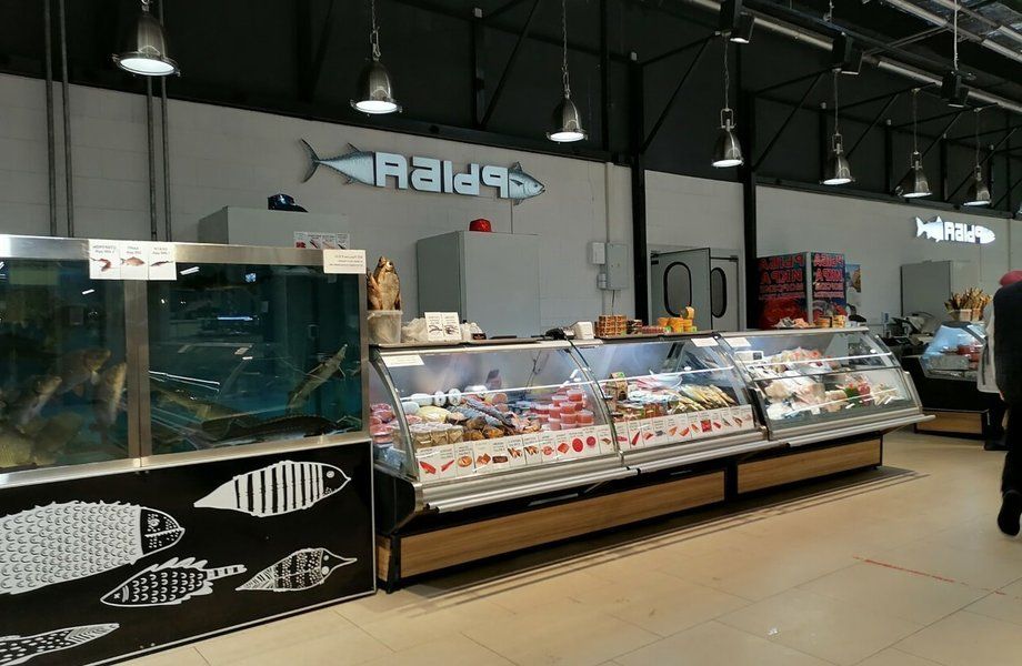 Рыбный магазин в элитном продуктовом рынке / Первая линия.