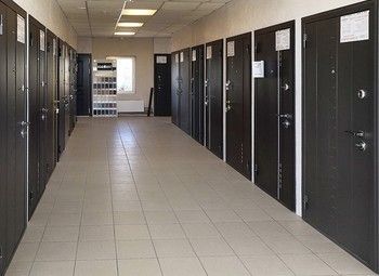 Фото Розничный магазин дверей, сантехники и плитки.