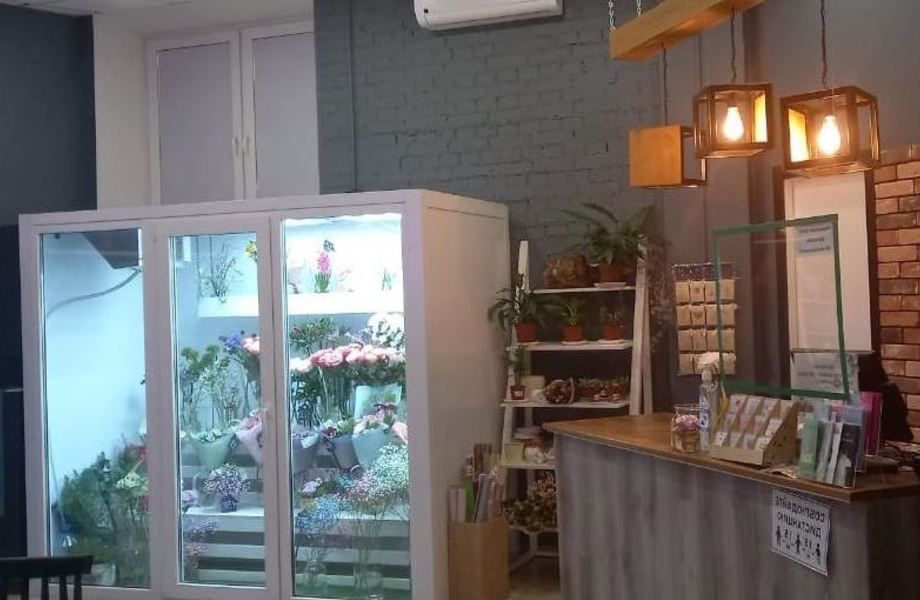 Дизайнерская пекарня + цветочный магазин на проходном месте