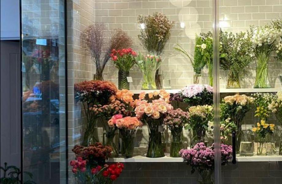 Цветочный магазин в Густонаселенном районе в оживленным месте
