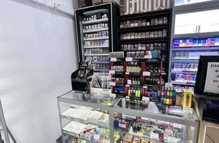 Табачный магазин / На входе в гипермаркет