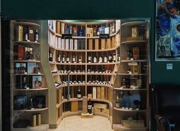 Фото Винотека в элитном районе / Профессиональные сотрудники