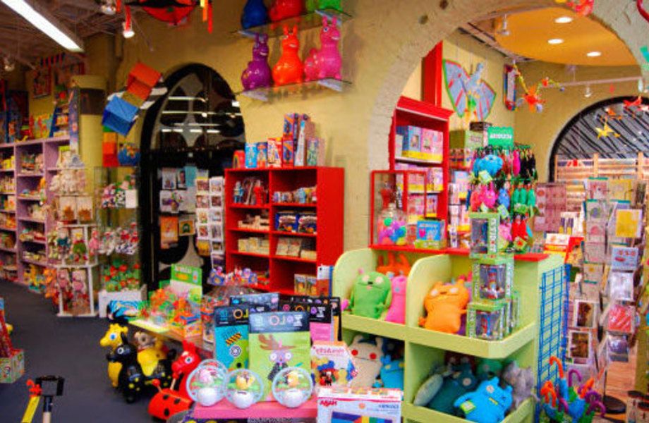 Детский магазин игрушек и одежды