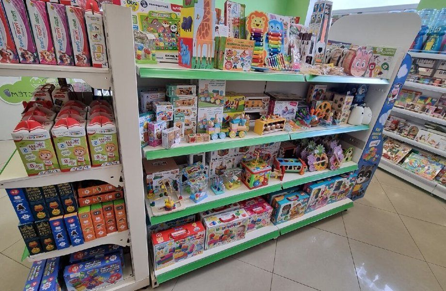 Магазин игрушек и подарков по цене товарных остатков в ТЦ