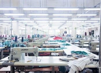 Фото Швейное производство с новым оборудованием и магазином