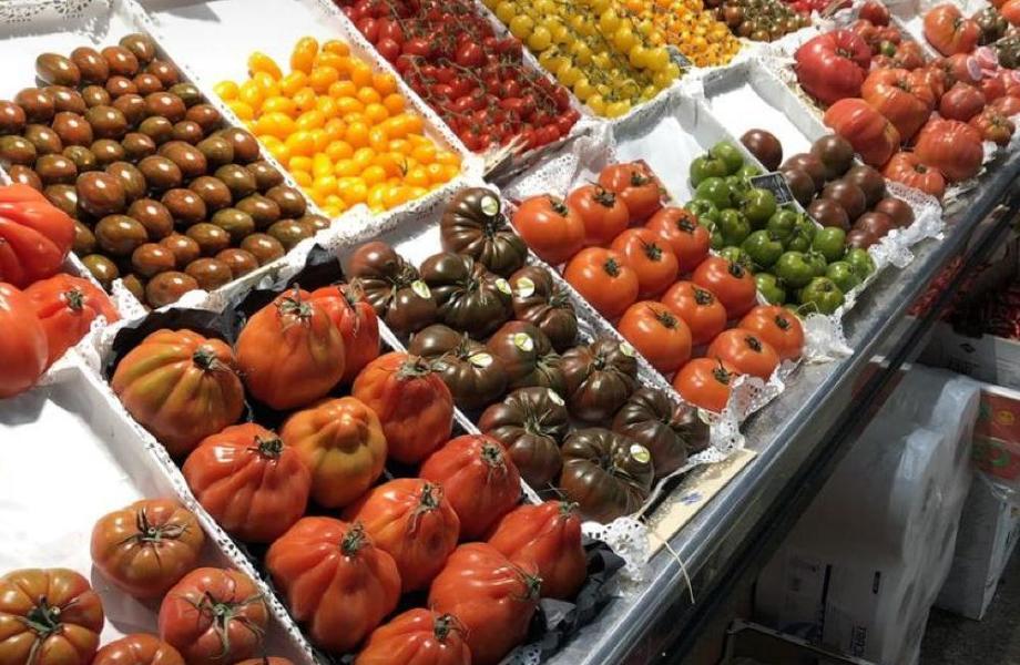 Магазин овощей и фруктов / Оживленный трафик