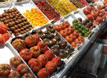 Магазин овощей и фруктов / Оживленный трафик