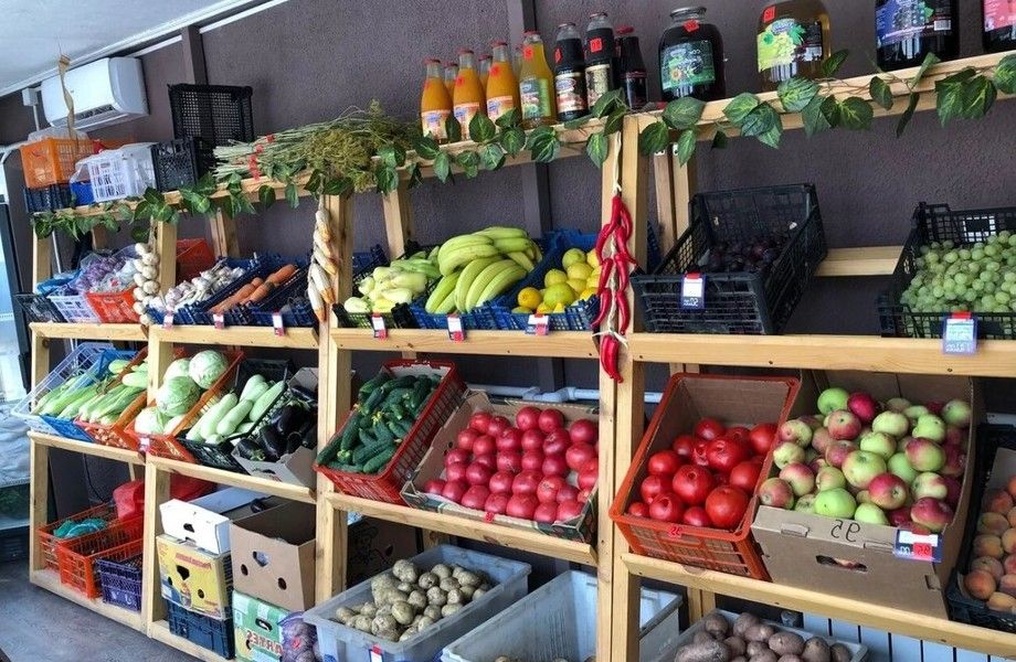 Купить овощи ростов. Магазин овощи фрукты. Лавка овощей и фруктов. Овощной отдел. Ассортимент овощной лавки.