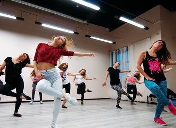 Школа танцев на западе города / Полный штат
