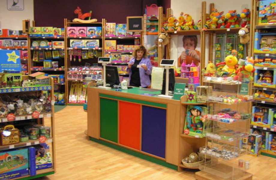 Магазин игрушек веселый. Магазин игрушек. Ребенок в магазине. Детский магазин игрушек. Магазин товаров для детей.