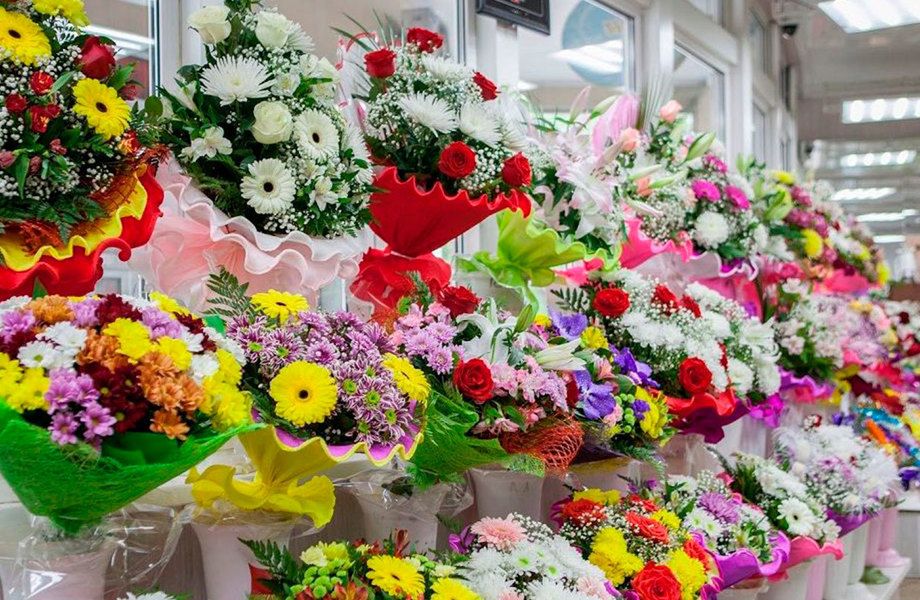 Цветочный салон с флористами и управляющим