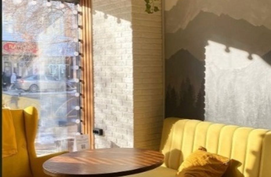 Кофейня с уютной атмосферой и панорамными окнами
