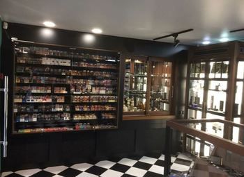 Табачный магазин в центре города / Высокий доход
