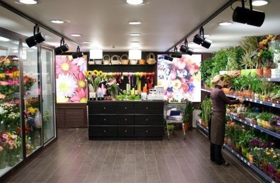 Цветочный магазин поштучно. Цветочный салон. Цветочный магазин. Интерьер магазина цветов. Красивый магазин цветов.