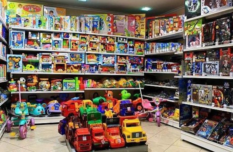 Детский магазин игрушек в двух шагах от детского парка развлечений
