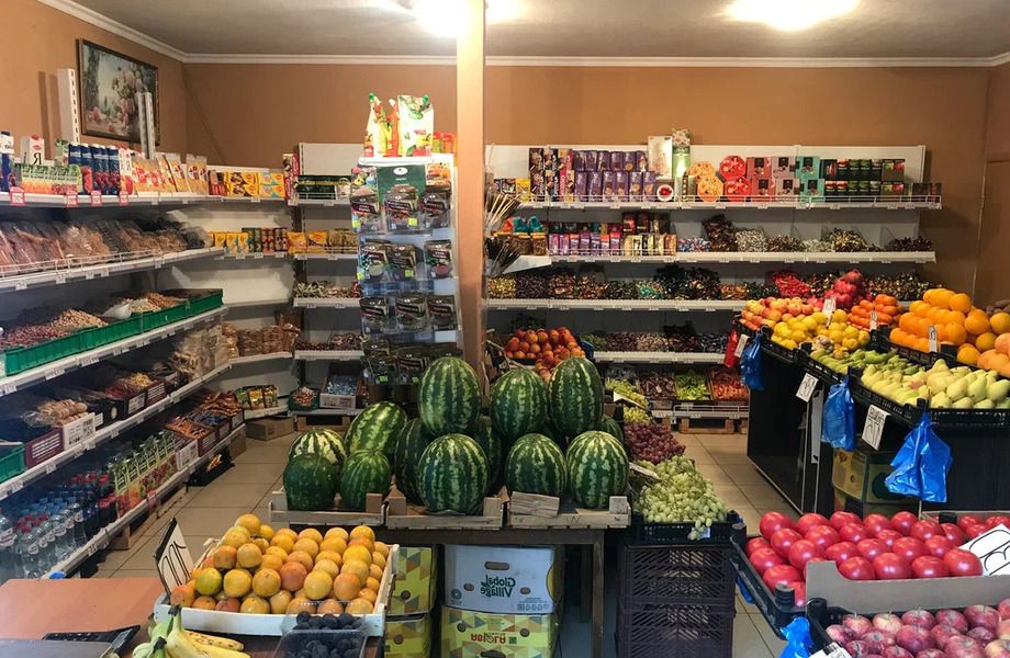 Магазин фруктов и овощей в оживленном районе