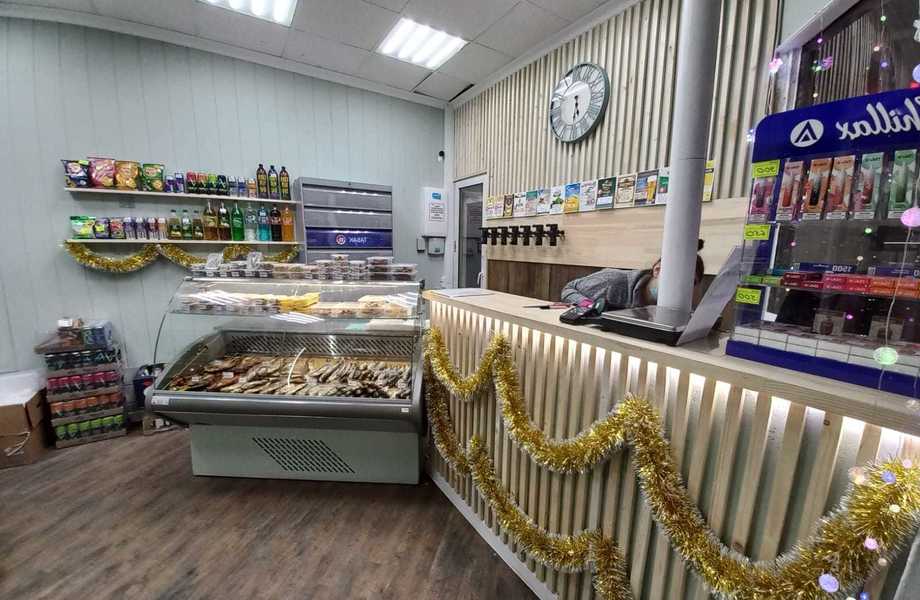 Пивной и табачный павильон на выходе из метро на юге Москвы