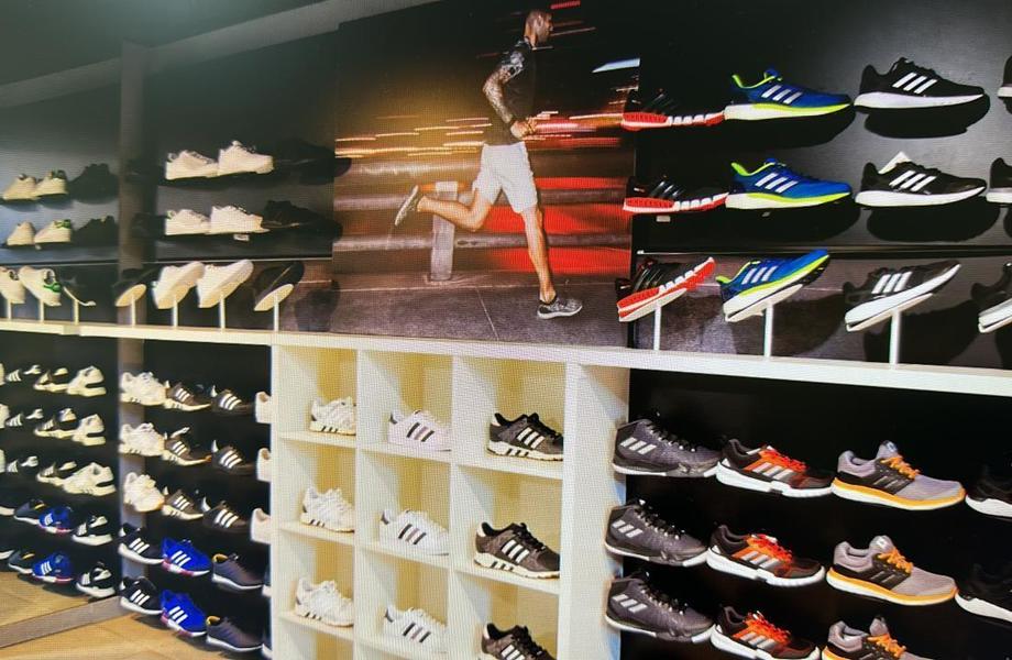 Магазин брендовых кроссовок в центре города