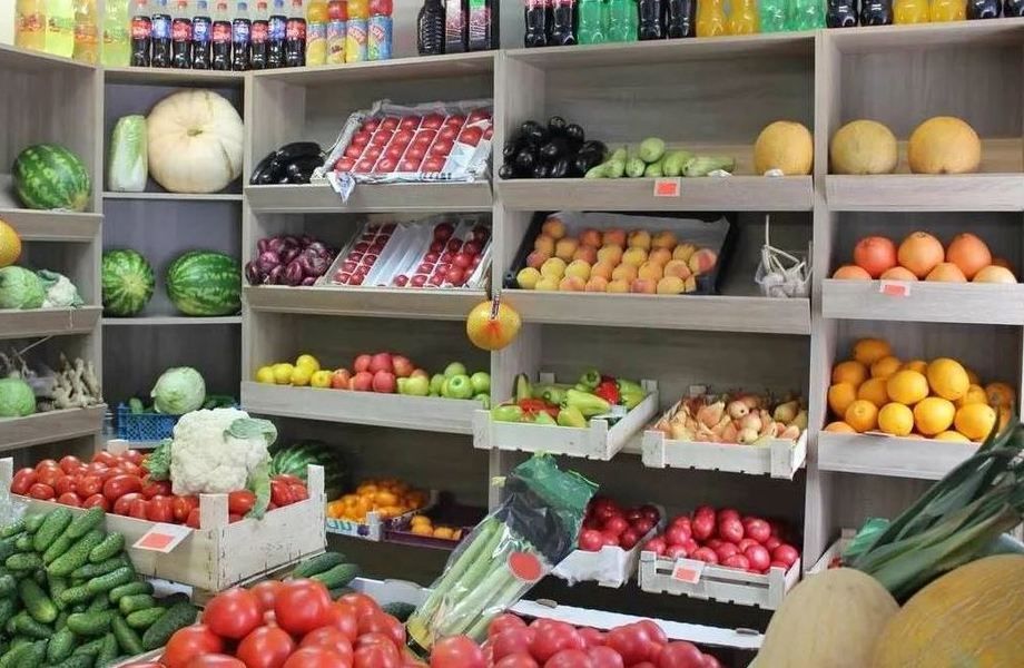 Магазин фруктов и овощей в густонаселенном районе