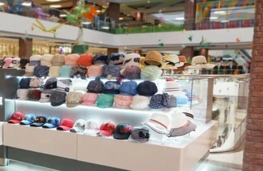 Торговая точка по продаже шапок в известном торговом комплексе