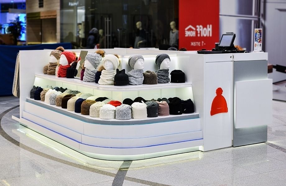 Торговая точка по продаже шапок в известном торговом комплексе