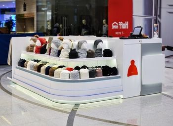 Фото Торговая точка по продаже шапок в известном торговом комплексе