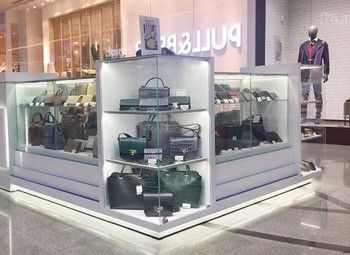 Фото Торговая точка по продаже сумок и аксессуаров в крупном ТРК