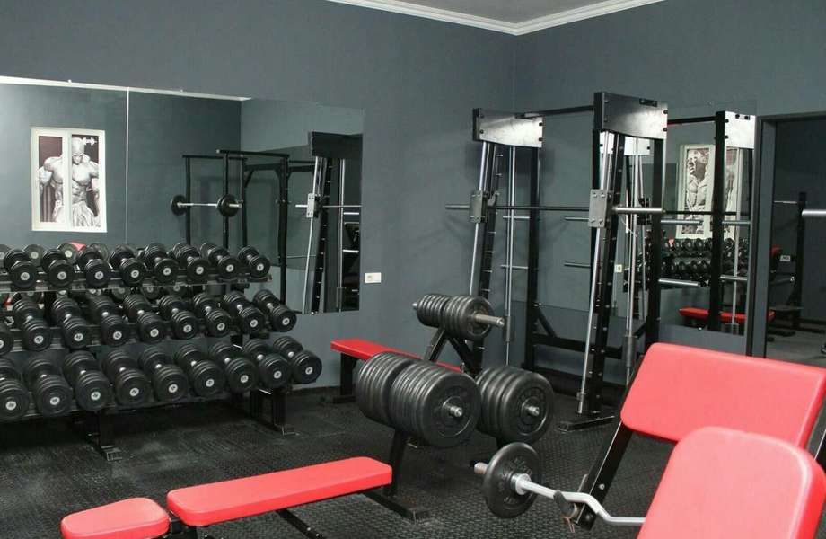 Оборудованный фитнес-зал для персональных тренировок