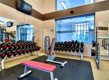 Оборудованный фитнес-зал для персональных тренировок