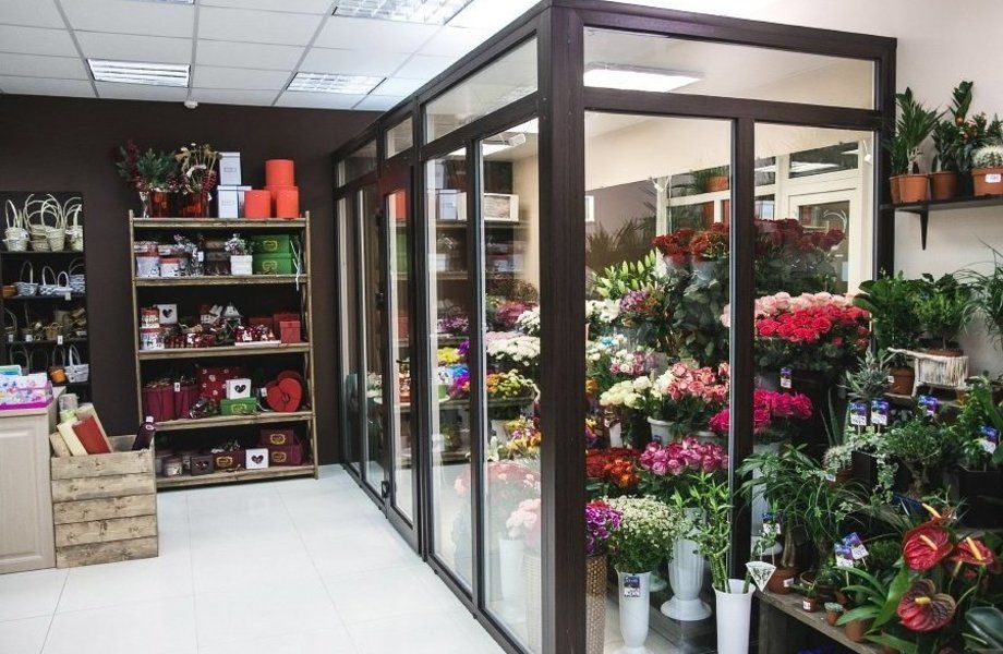 Цветочные магазины россия. Интерьер цветочного магазина. Стильный цветочный магазин. Цветочный салон. Помещение для цветов.
