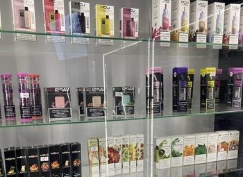 Фото Табачный магазин рядом со станцией с большим пешеходным трафиком