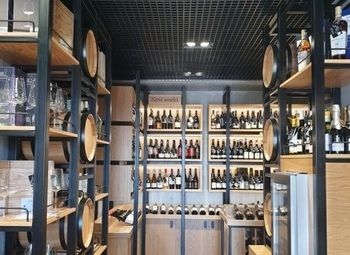 Фото Алкогольный магазин с высоким трафиком и лицензией