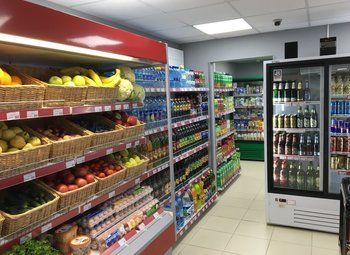 Фото Продуктовый магазин расположен в спальном районе