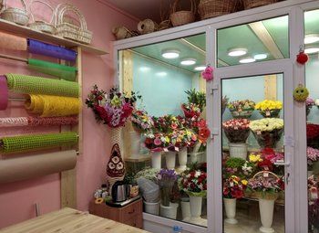 Магазин цветов в густонаселенном районе города