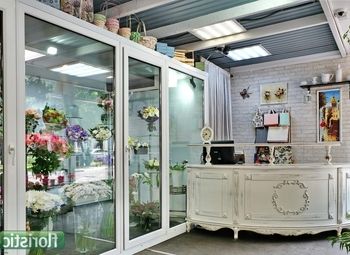 Фото Цветочный магазин на входе в ТЦ