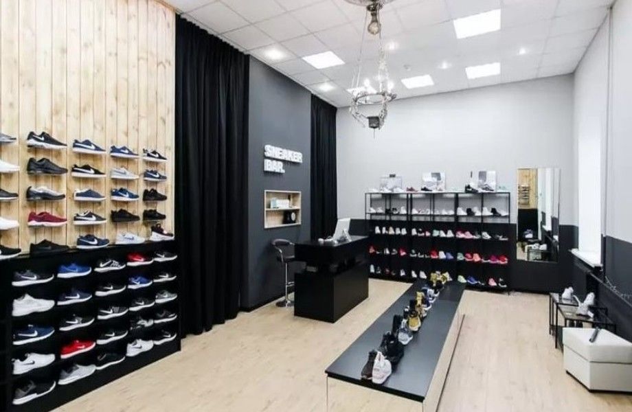 Готовый бизнес магазин кроссовок в центре города с высокой прибылью