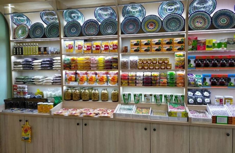 Магазин сухофруктов, орехов и восточных сладостей у кассы Пятёрочки