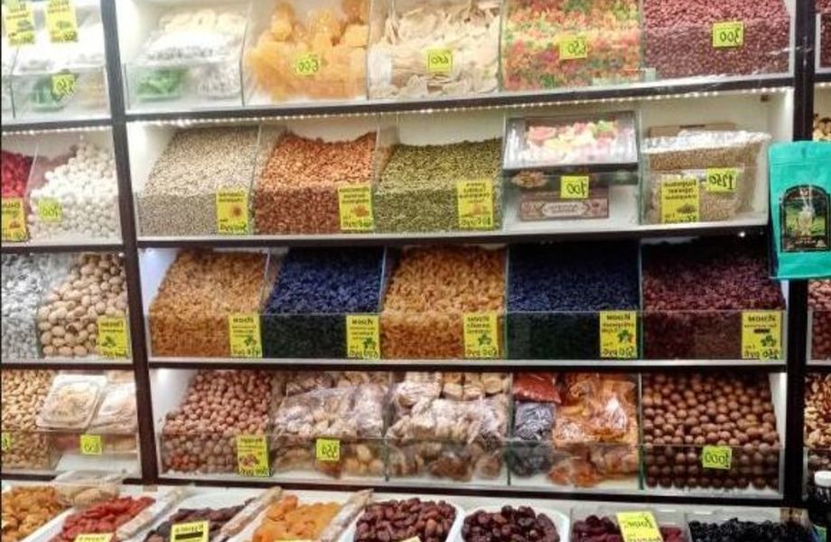 Магазин орехов сухофруктов с постоянными покупателями