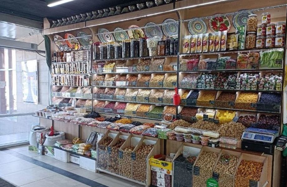 Магазин орехов сухофруктов с постоянными покупателями