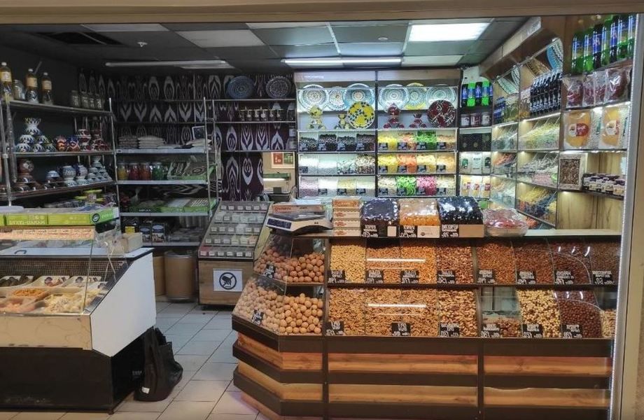 Магазин орехов, сухофруктов / У кассы магазина Перекрёсток