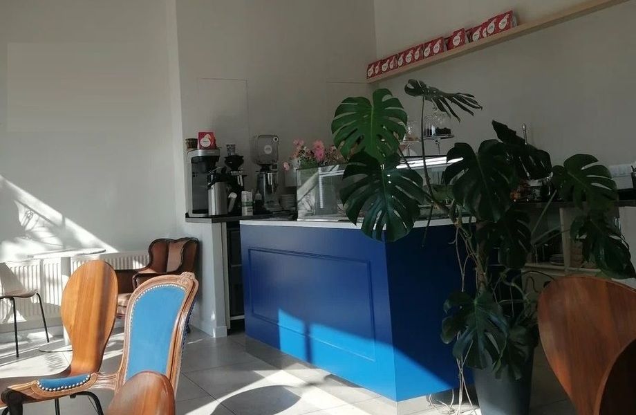 Кофейня на первой линии с витринными окнами / Центр СПб 