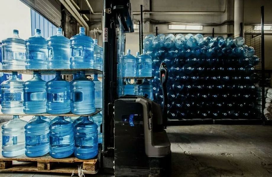 Цифры производства воды. Склад бутилированной воды. Погрузка бутилированной воды. Склад воды 19 литров. Хранение бутилированной воды.