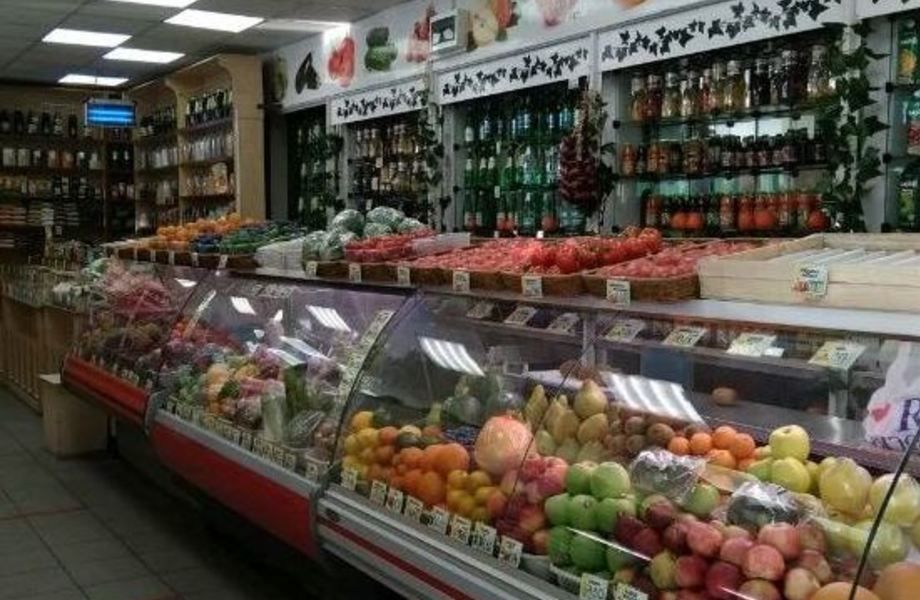 Магазин фруктов, овощей в крупном торговом центре