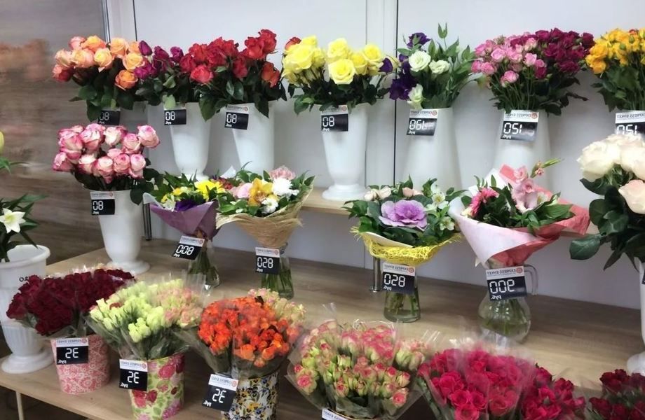 Купить цветы глазов. Букеты в магазине. Цветы в цветочном магазине. Букеты цветов в магазине. Цветы магазинные.