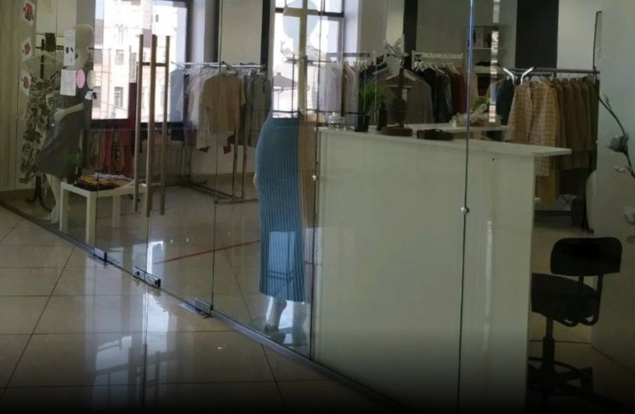 Магазин одежды в торговом центре с большой проходимостью