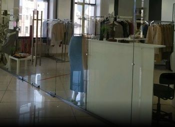 Фото 2 Магазин одежды в торговом центре с большой проходимостью