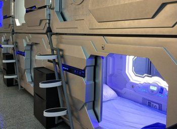 Фото Современный капсульный отель рядом с аэропортом