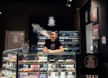 Табачный магазин на островке в ТЦ