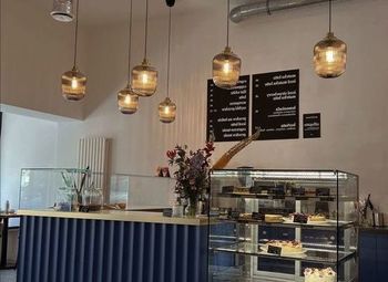 Фото Уютное кафе на набережной в центре Москвы