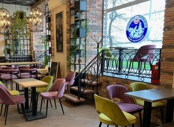 Фото Кафе-кондитерская популярной франшизы на первой линии